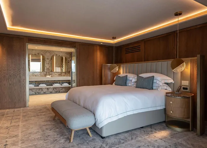 The Europe & Отель